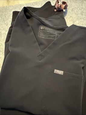 Figs gray/blue V-Neck Scrub Top with Pocket with jogger pants